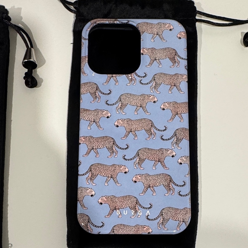Elegant Blue Cheetah Print iPhone Case: 15 Pro Max